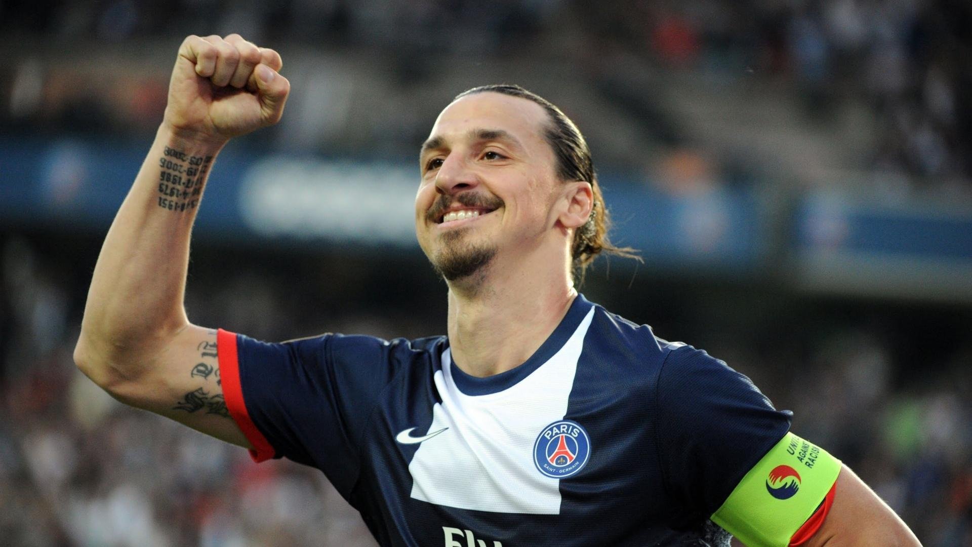 花式台球秀赛 连续反弹入袋动作如同魔术表演